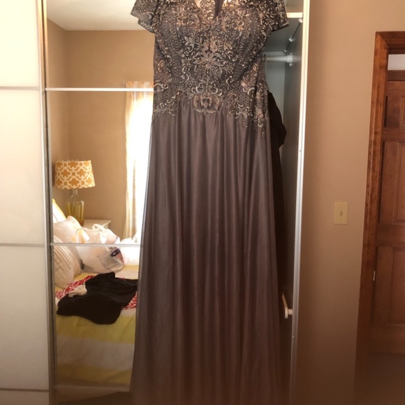 Formal beaded grey gown size 16 -never worn-never altered - Picture 3 of 14